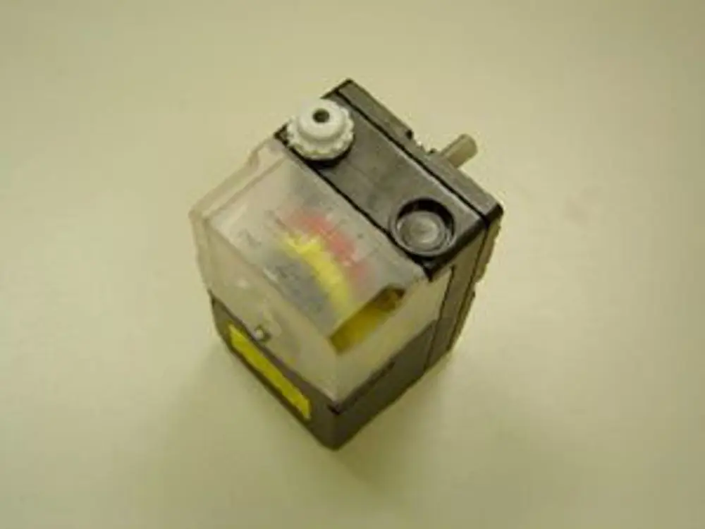 Schwarzer Stellmotor mit transparentem Gehäuse und mehreren Anschlüssen. Die Marke Remeha ist auf dem Gehäuse zu erkennen.